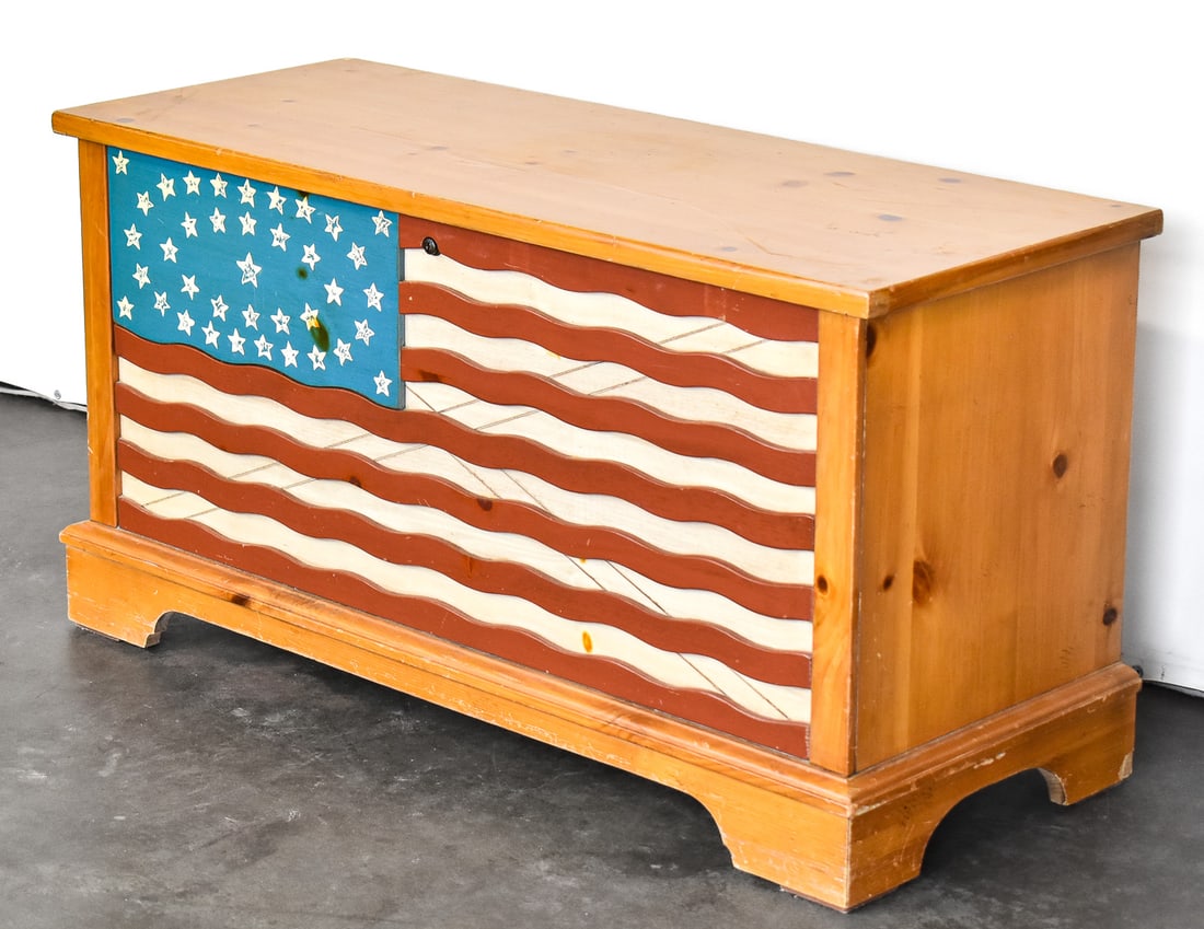 LANE AMERICAN FLAG CEDAR CHEST (1 of 5)