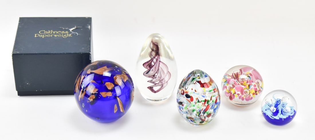 COLLECTION OF ART GLASS PAPERWEIGHTS (1 of 3)
