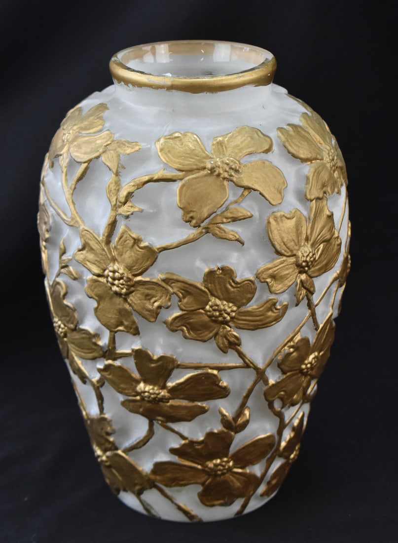PHOENIX CONSOLIDATED GLASS DOGWOOD VASE (1 of 4)