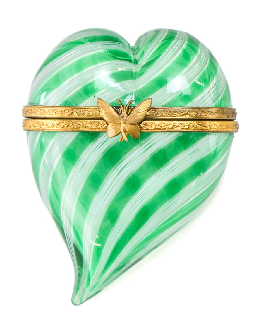 MURANO (ATTR.) LATTICINO VENETIAN GLASS HEART TRINKET BOX: A Murano (attributed) Latticino Venetian glass heart trinket box, circa 1970s. The item measures 1.5" H x 2" W x 3" D.