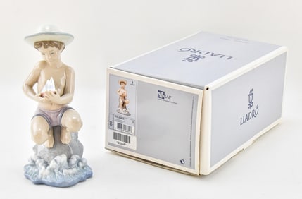 LLADRO 'A LA ORILLA DEL MAR (BY THE SEASHORE)' No. 6855