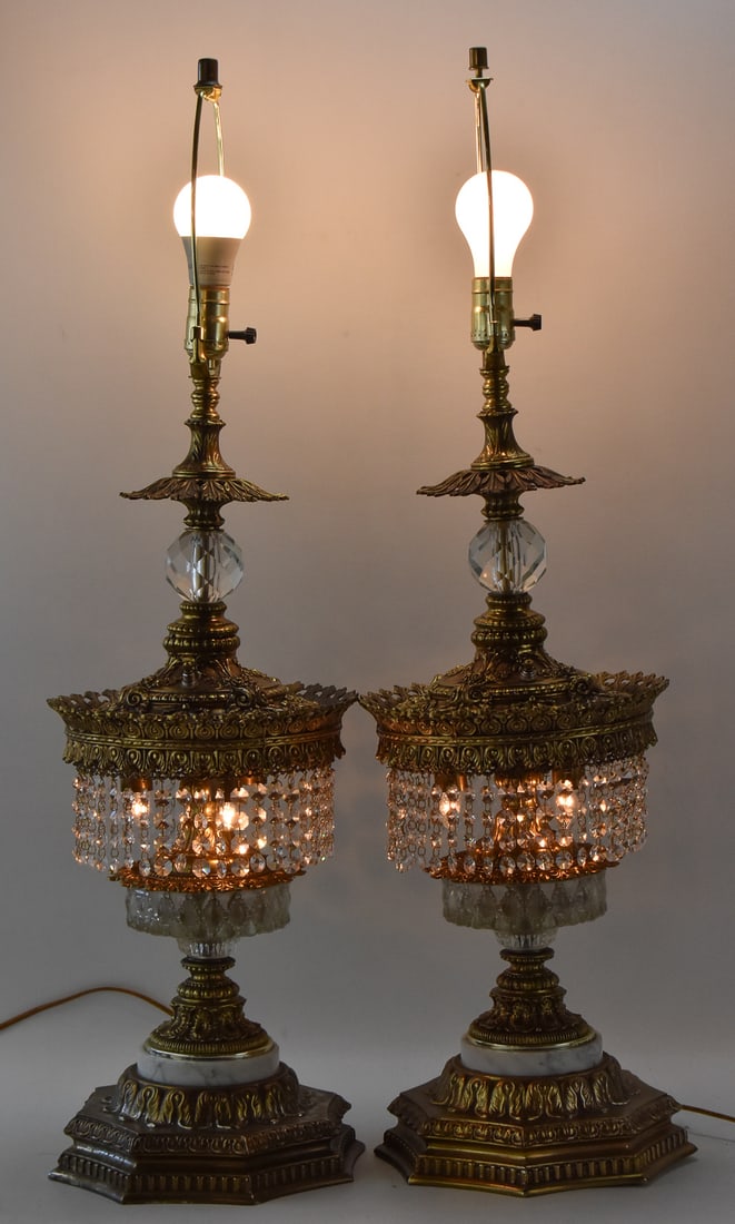PAIR OF HOLLYWOOD REGENCY STYLE TABLE LAMPS (1 of 3)