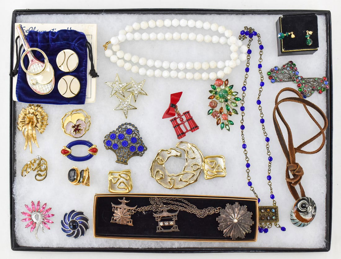 COLLECTION OF MID-CENTURY COSTUME JEWELRY (1 of 3)