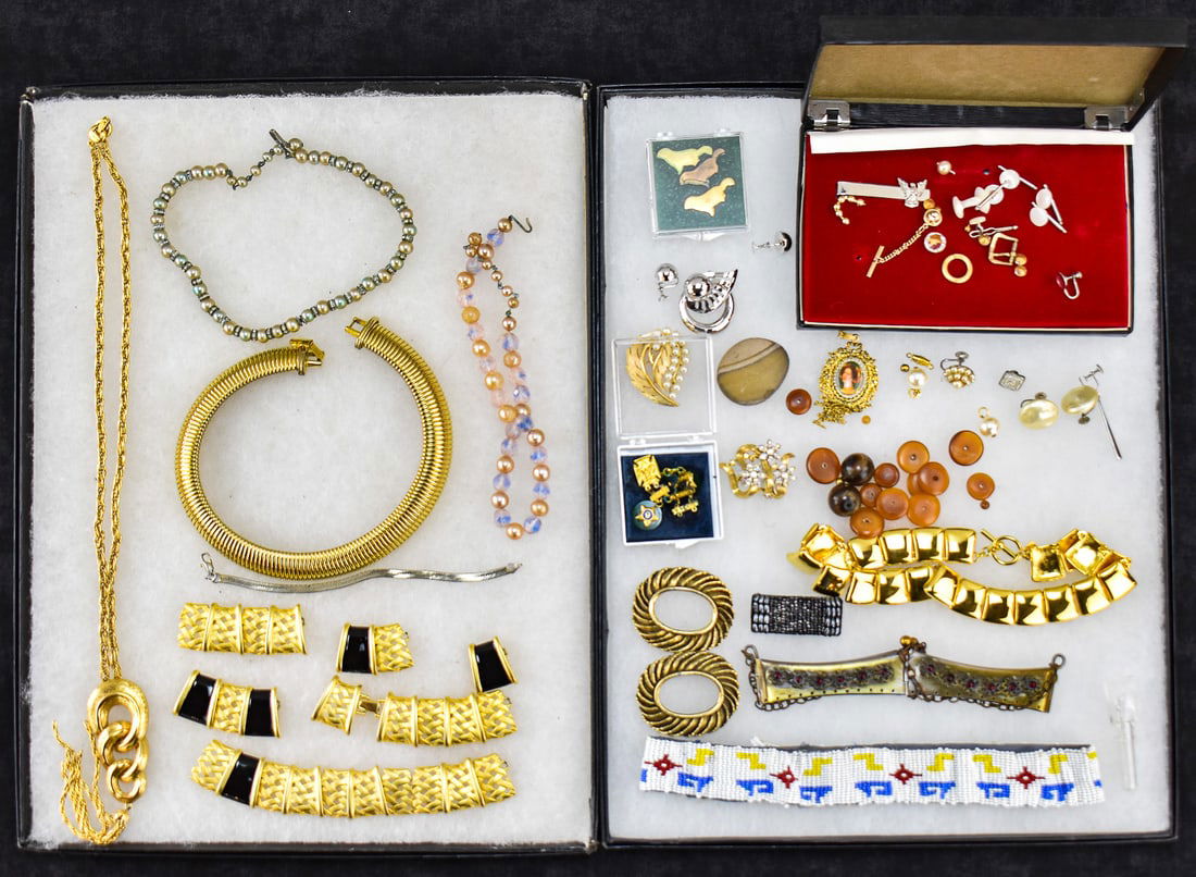 COLLECTION OF MID-CENTURY COSTUME JEWELRY: MONET NECKLACE & CHAIN CHOKER, BRACELETS, EARRINGS: A collection of Mid-century costume jewelry including a Monet pendant necklace, a Monet snake chain choker, faux pearl necklaces, bracelets, earrings, brooches, etc. This lot also includes some loose