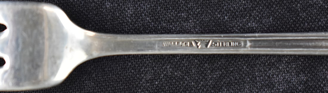 WALLACE STERLING SILVER SILVERWARE, 'ROSE POINT PATTERN', C. 1934. - 2