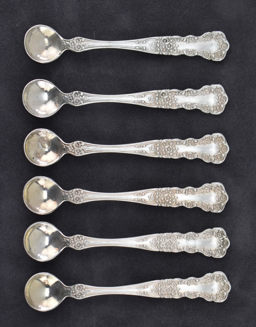 GORHAM STERLING 'BUTTERCUP' SILVER SALT CELLAR SPOONS (1 of 2)