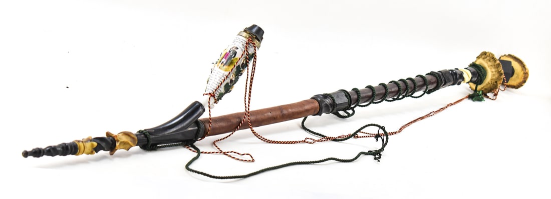 LATE 19TH C. IMPERIAL GERMAN MILITARY HUNTER'S SMOKING PIPE CANE: A late 19th century Imperial German military service member's commemorative smoking pipe cane, in the German Black Forest huntsman style, with painted porcelain, cork, carved wood, antlers, and a