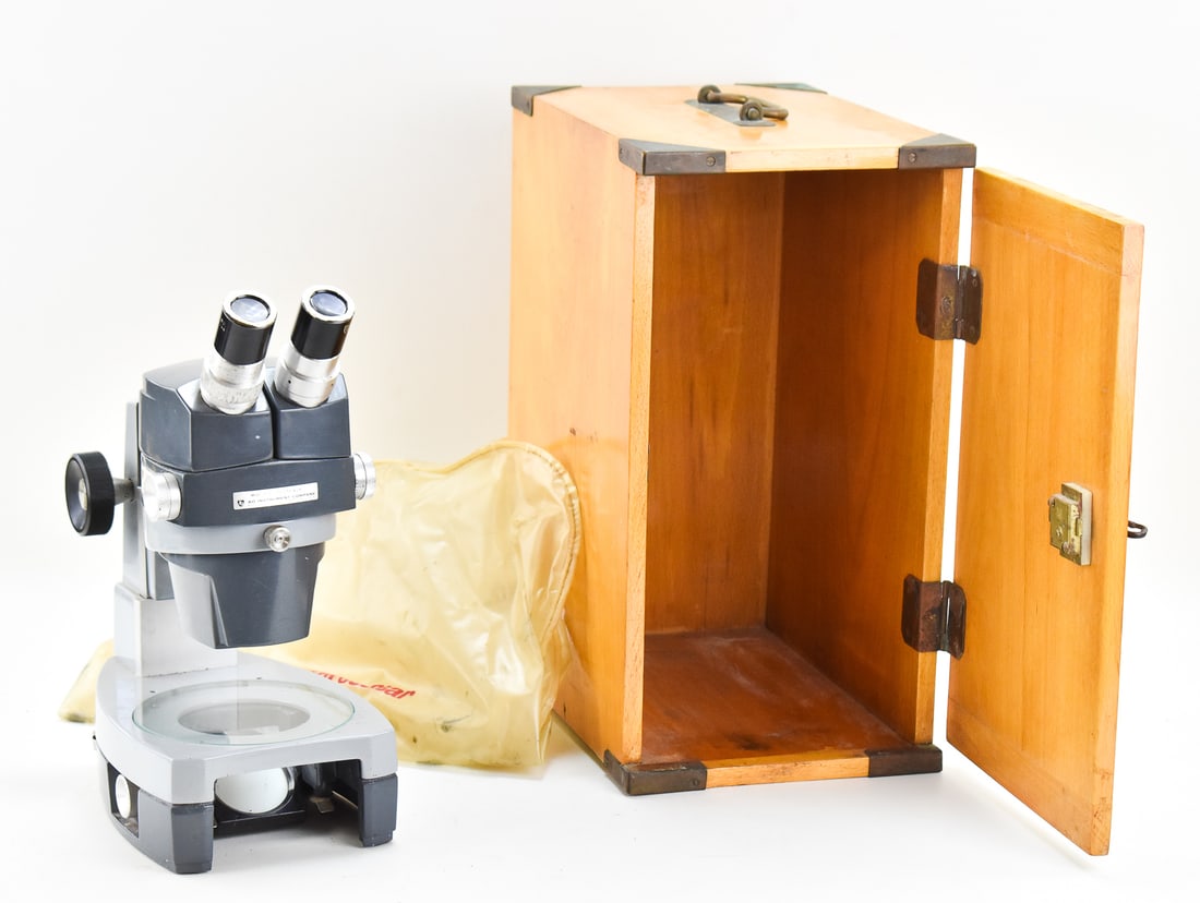 VINTAGE AMERICAN OPTICAL INSTRUMENT MODEL 570 MICROSCOPE WITH WOOD BOX (1 of 3)