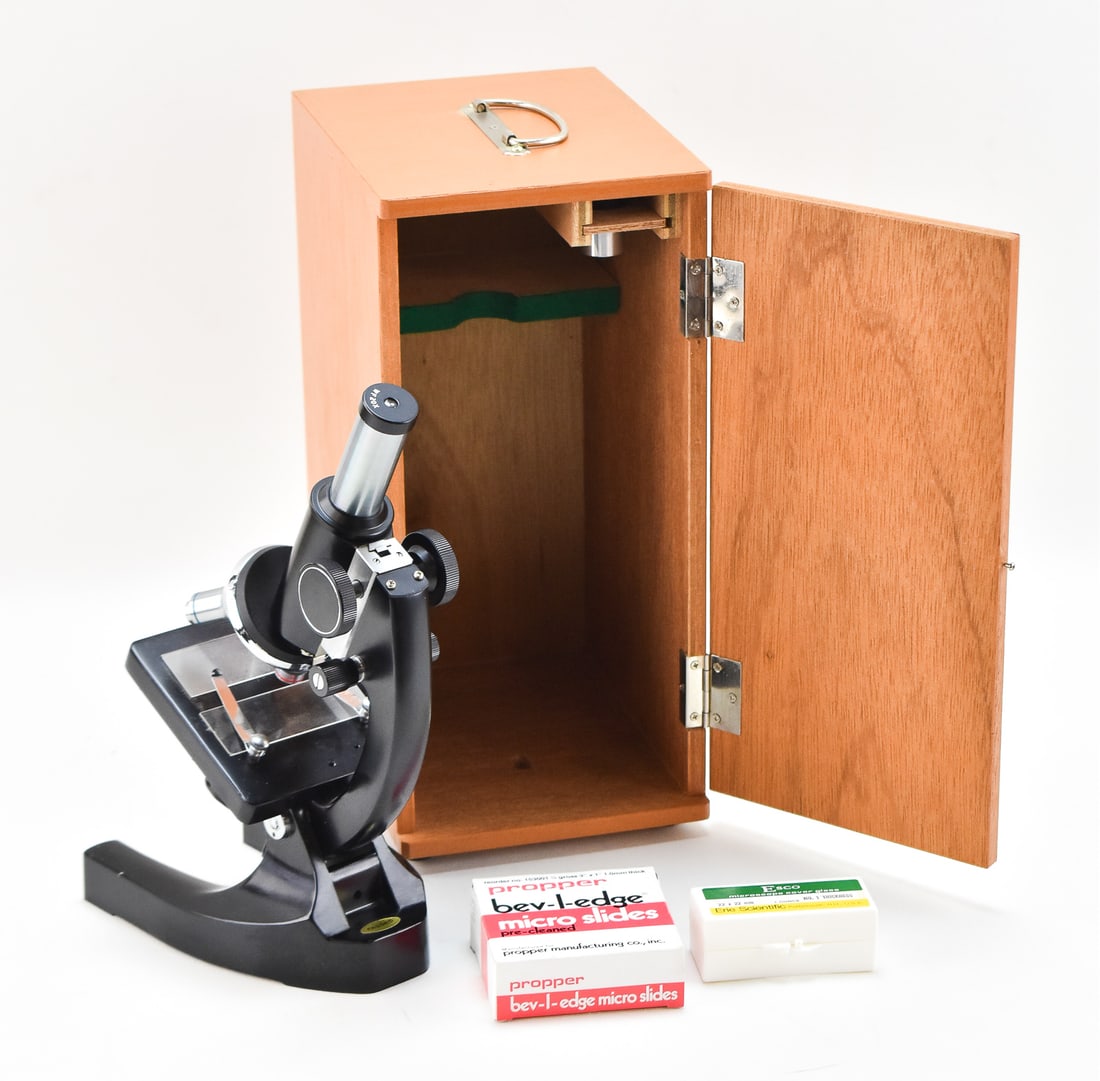 VINTAGE EDMUND SCIENTIFIC 1000X MICROSCOPE IN WOOD BOX (1 of 2)