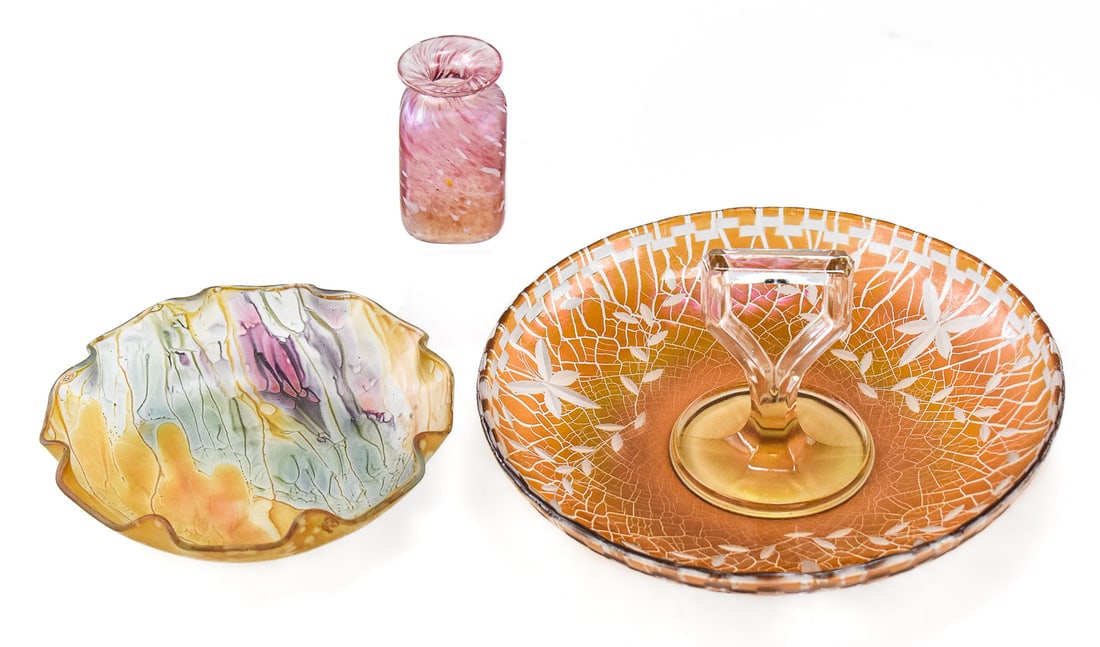 IMPERIAL MARIGOLD IRIDESCENT HANDLED SERVER & TWO ITEMS OF ART GLASS (1 of 3)