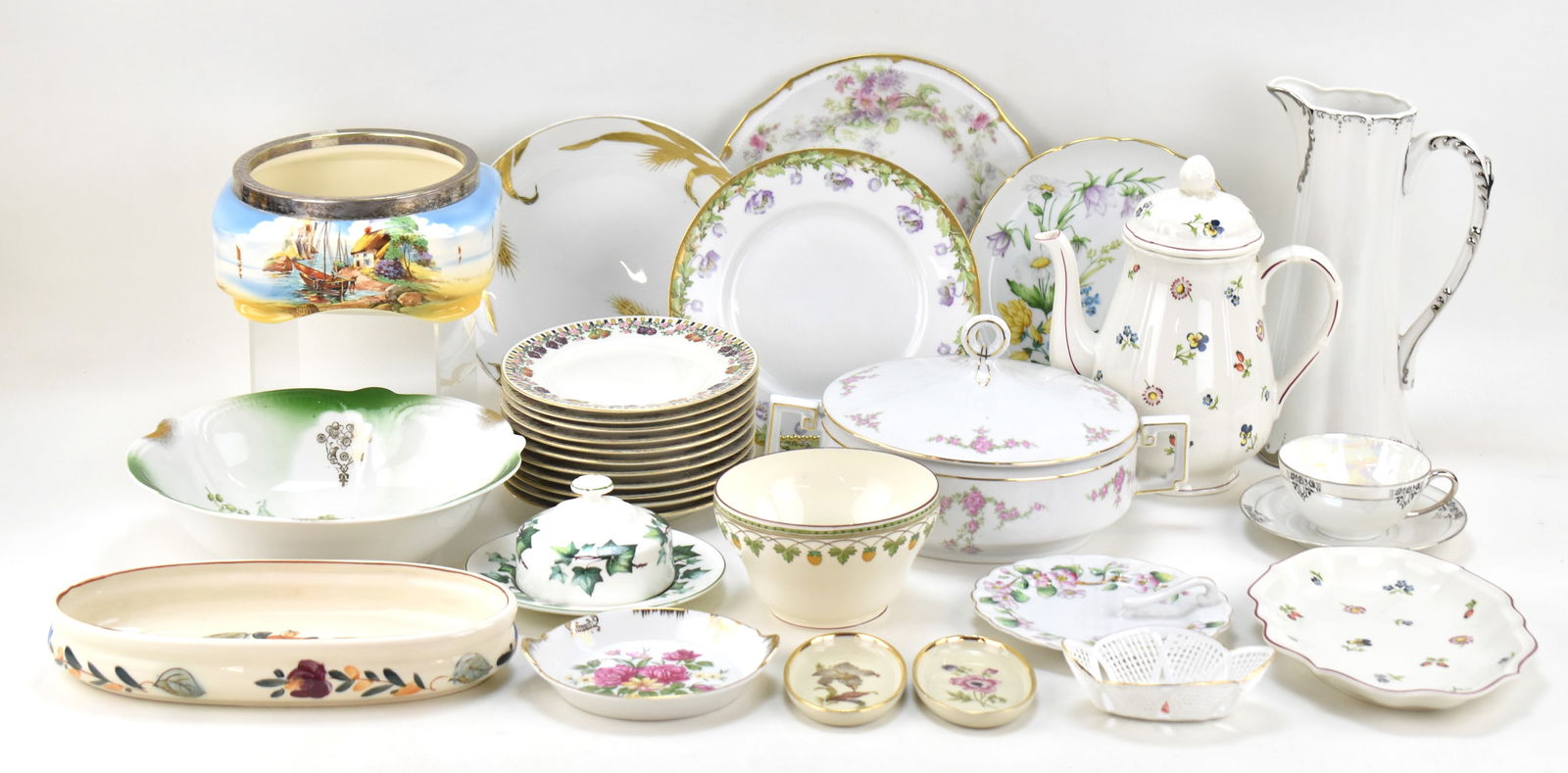 LARGE ASSORTMENT OF PORCELAIN DISHWARE: WEDGEWOOD, VILLEROY & BOSCH, BAVARIA, LIMOGES, & MORE. (1 of 6)