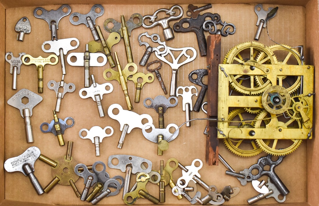 LARGE CLOCK KEY ASSORTMENT & SETH THOMAS BRASS CLOCK MOVEMENT (1 of 1)