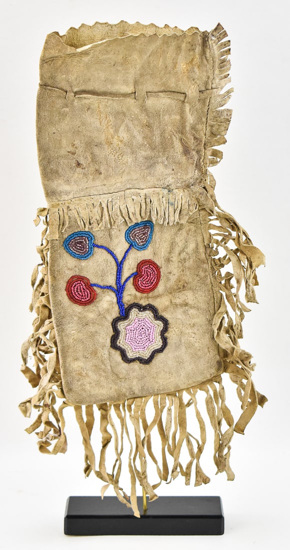 NATIVE AMERICAN GREAT PLAINS BEADED PIPE BAG (1 of 2)