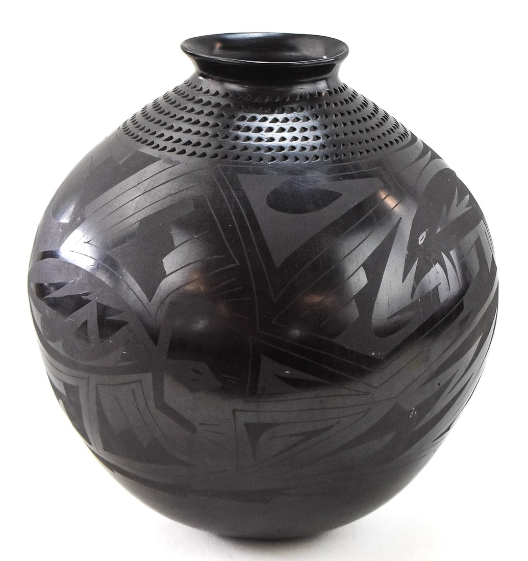 MATA ORTIZ BLACK POTTERY OLLA BY NICOLAS SILVEIRA (1 of 4)