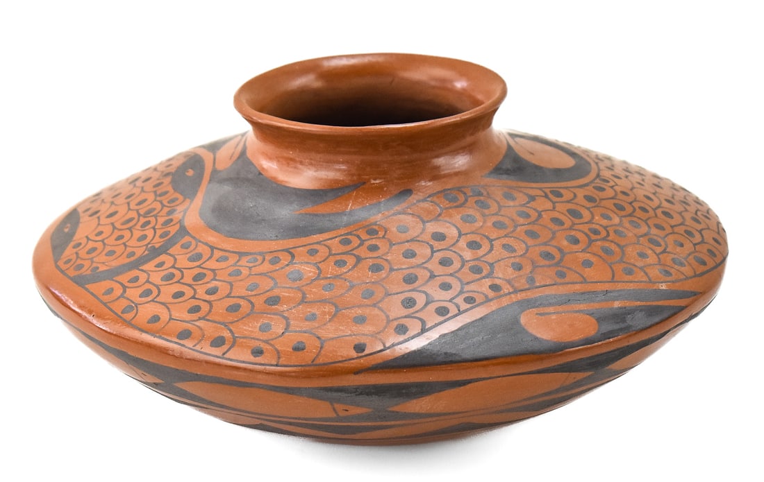 MATA ORTIZ POTTERY VASE BY EIDA HERNANDEZ: A Mata Ortiz pottery vase by Edia Hernandez, signed "EIDA HERNANDEZ" on the base, measuring 5" H x 11" W x 11" D.