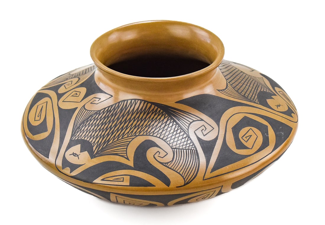 TRIBAL DESIGN MATA ORTIZ POTTERY VASE BY GLORIA HERNANDEZ: A Mata Ortiz pottery vase by Gloria Hernandez, signed "Gloria Hdez" on the base, measuring 5" H x 11" W x 11" D. Artist bio: Gloria Hernandez is a potter from Mata Ortiz,