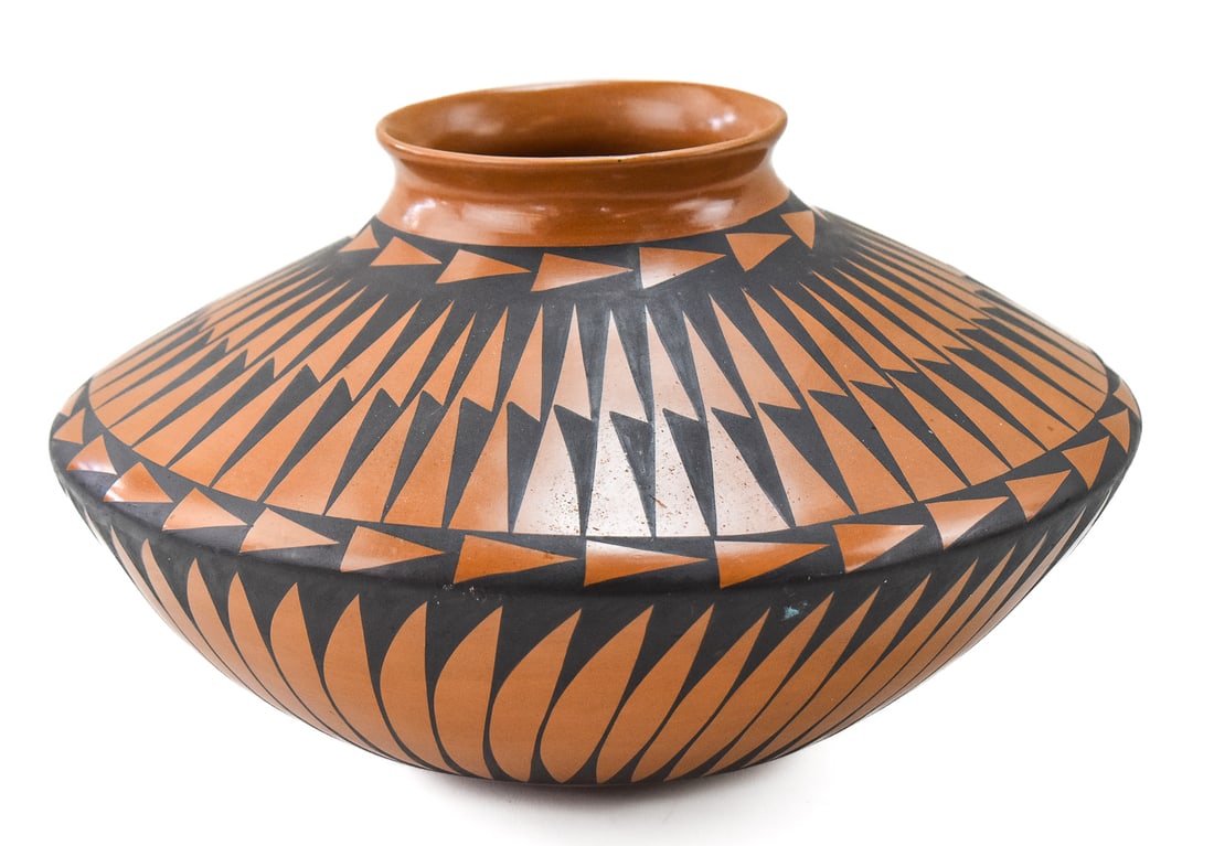 GEMOMETRIC DESIGN MATA ORTIZ POTTERY VASE BY GLORIA HERNANDEZ: A Mata Ortiz pottery vase by Gloria Hernandez, signed "Gloria Hdez" on the base, measuring 8" H x 14.5" W x 14.5" D