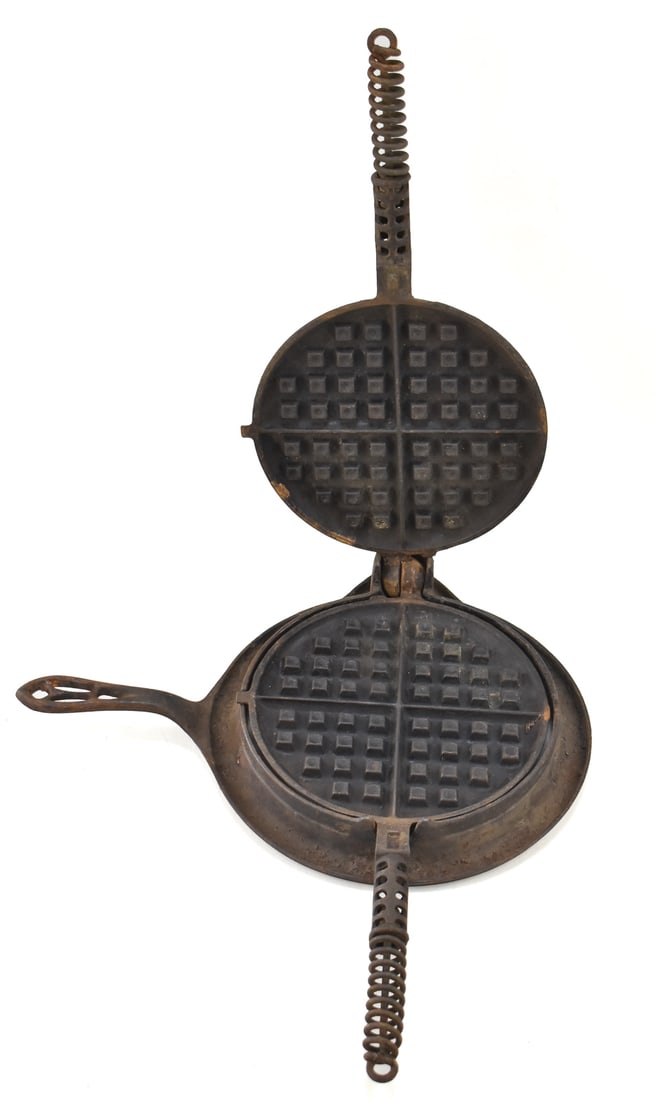 GRISWOLD #8 WAFFLE IRON - 2