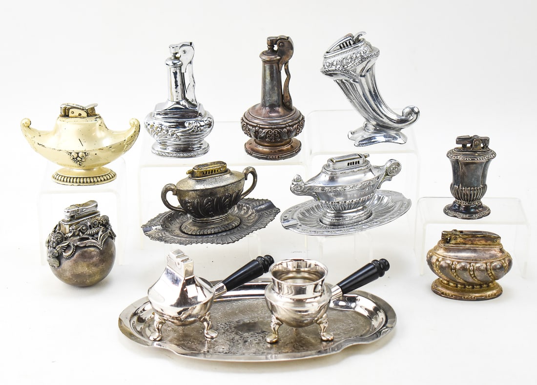 20TH CENTURY TABLE LIGHTER ASSORTMENT: RONSON, KREISLER (ATTR.), A.S.R., & MORE: This item includes a collection of metal table lighters mostly silverplate, circa early - mid 20th century: Ronson "Mayfair", "Decanter", "Crown"; Kreisler "Colibri" (attributed), A.S.R. ashtray set, 
