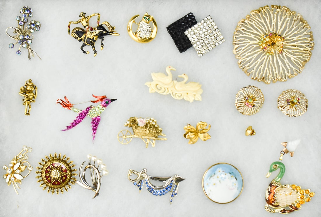 ASSORTMENT OF COSTUME BROOCHES & EARRINGS (1 of 3)