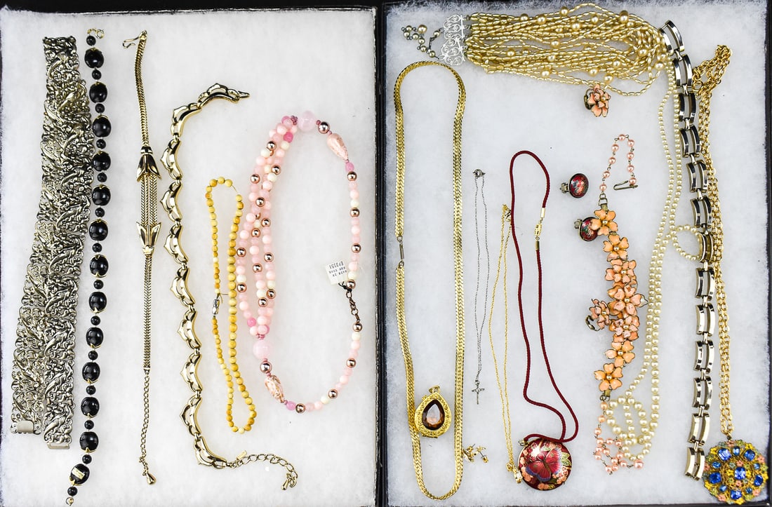 LARGE ASSORTMENT OF COSTUME JEWELRY NECKLACES & EARRINGS: CORO (1 of 4)