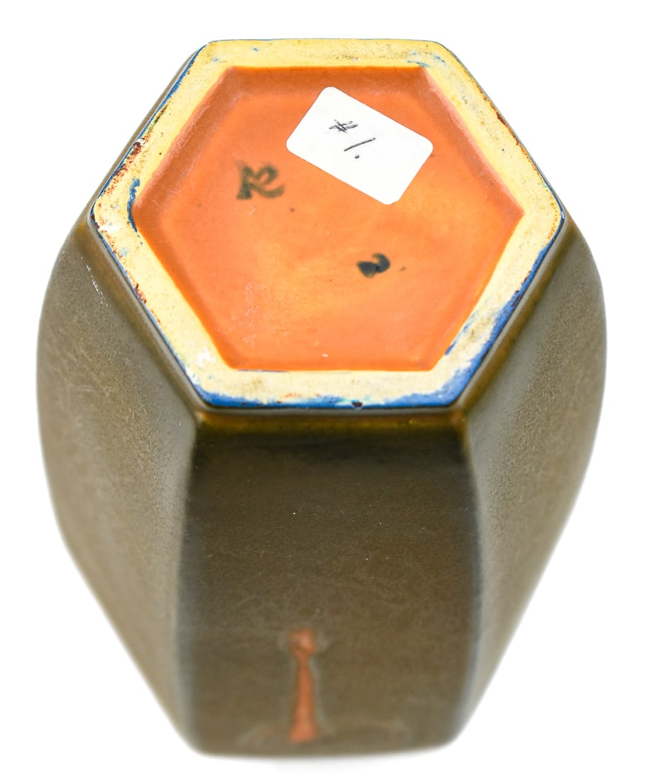 ROSEVILLE 'ROSECRAFT' PATTERN HEXAGONAL VASE - 2