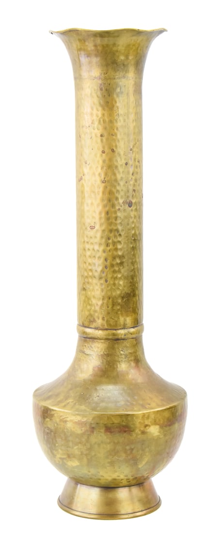 ARTS AND CRAFTS LARGE HAMMERED BRASS VASE IN THE STYLE OF ROYCROFT 'AMERICAN BEAUTY' (1 of 2)