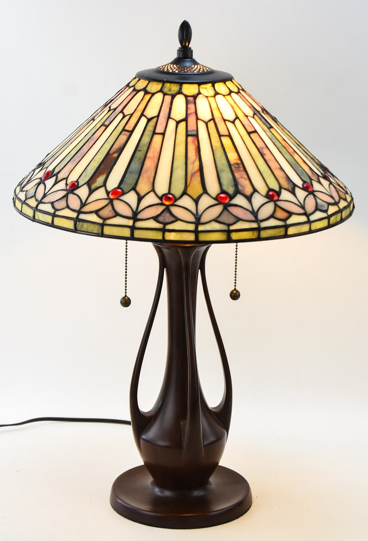 QUOIZEL COLLECTIBLES DOUBLE-SOCKET TABLE LAMP: A Quoizel Collectibles marked double-socket table lamp in the No. TF67500P style, circa mid-late 20th century. The item measures 26.5" H, 17.5" W, 17.5" D.