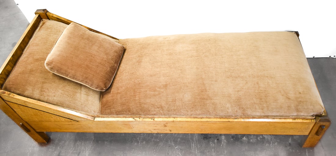 ARTS AND CRAFTS FAINTING COUCH: An Arts and Crafts fainting couch, circa early 20th century. The item measures 25" H x 30" W x 74" D. No makers marks found.