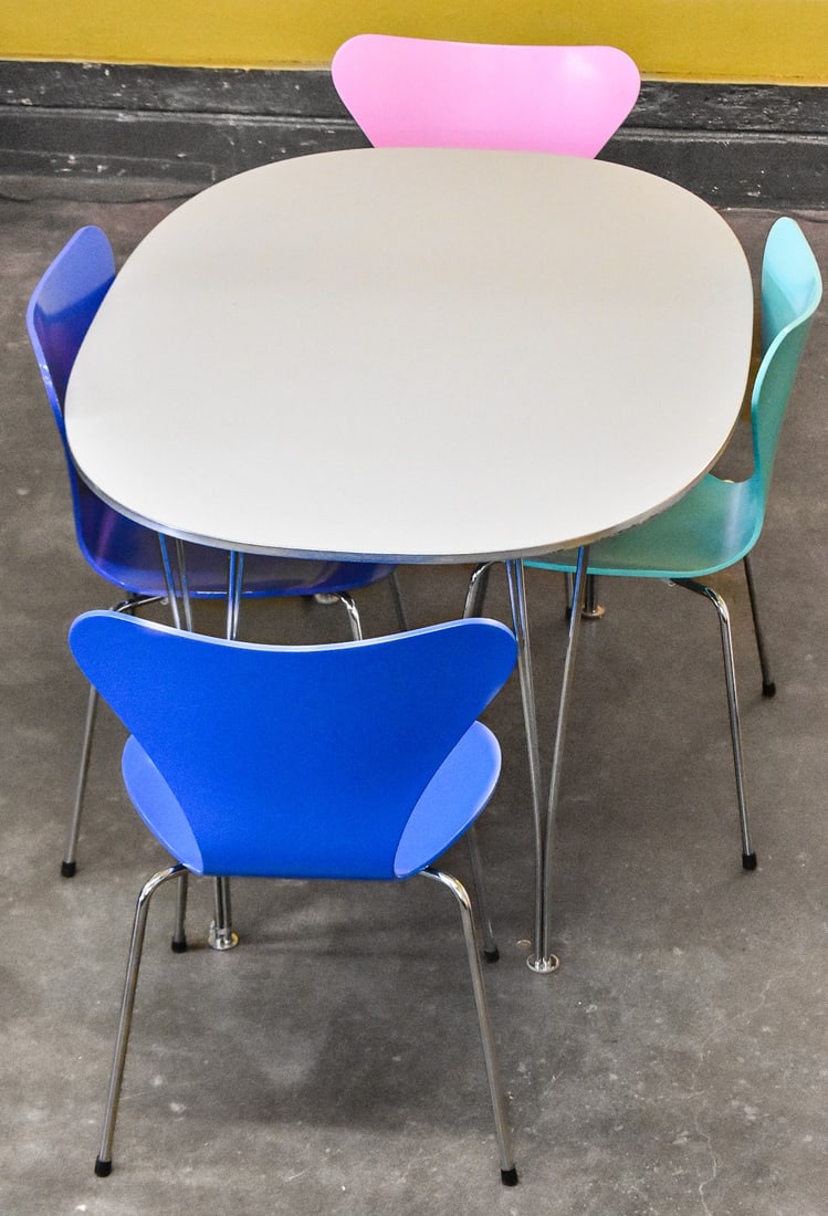 POSTMODERN DANISH ARNE JACOBSEN FOR FRITZ HANSEN DINING SET: A Danish Postmodern dining set designed by Arne Jacobsen for Fritz Hansen. The lot includes four colorful series seven chairs with chrome bases dated 1995 and a white B613 table with chrome hairpin