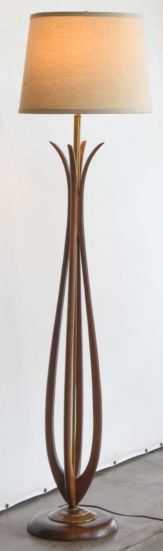 MID-CENTURY MODELINE STYLE SCULPTURAL FAUX WALNUT TULIP FLOOR LAMP: A Mid-century Modeline of California style sculptural faux walnut tulip floor lamp, circa 1960s. The item measures 59" H x 15" W x 15" D.