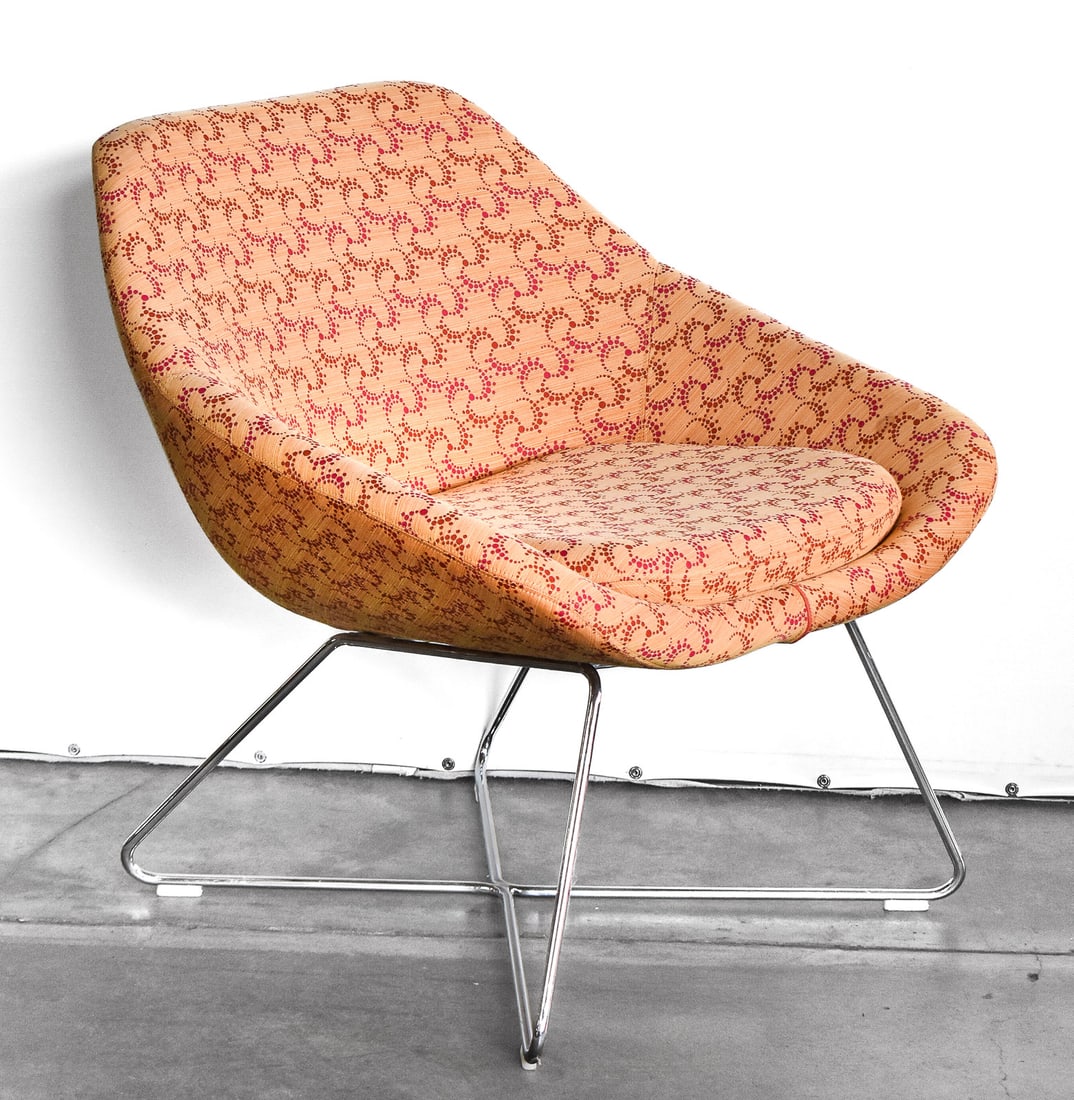 POSTMODERN ALLERMUIR OPEN LOUNGE CHAIR: A Postmodern Allermuir "Open Lounge" chair designed by Pearson Lloyd. It has a steel wire X-frame base with peach color fabric and a red pinwheel design. Measures 30"H x 29"W x 27"D.