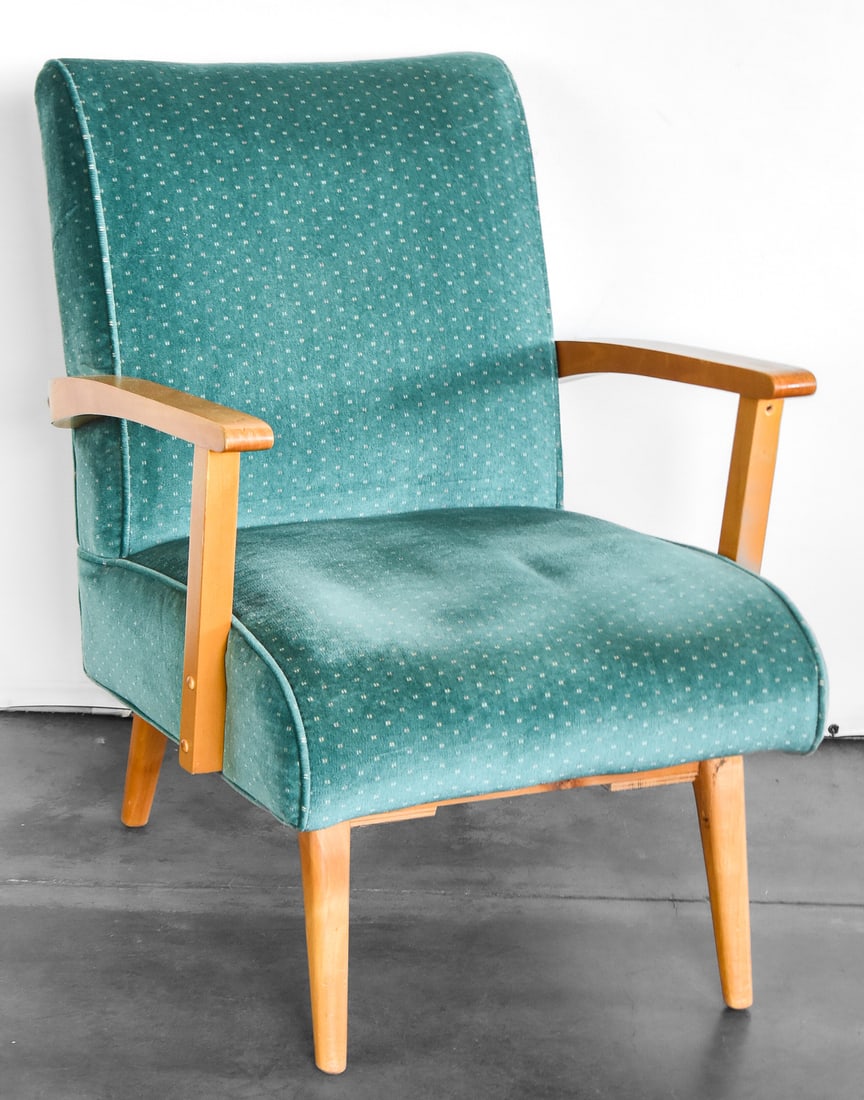 MID-CENTURY MODERN TEAL-UPHOLSTERED LOUNGE CHAIR: A Mid-century Modern teal-upholstered lounge chair with a reclining base. The chair measures 34" H x 24.5" W x 32" D.