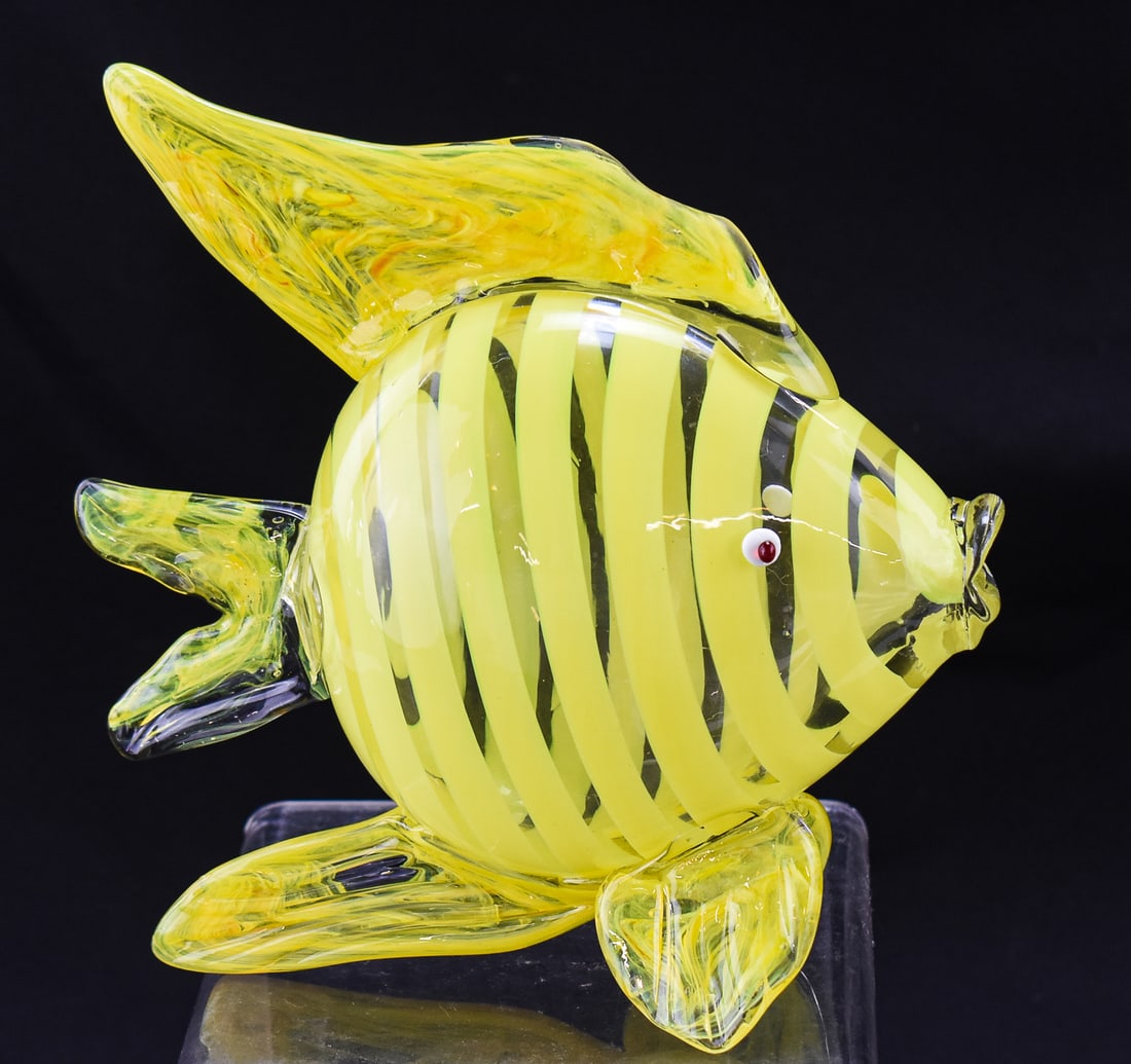 MURANO ART GLASS TROPICAL FISH SCULPTURE: A Murano art glass tropical fish sculpture with sommerso style yellow and clear stripe. The fins have yellow, white, and orange swirled glass, and the fish has white and red glass eyes. The sculpture 