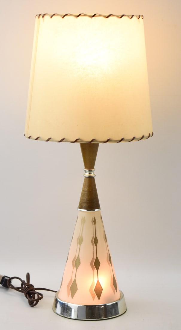 MID-CENTURY ATOMIC STYLE WOOD AND FIBERGLASS ACCENT LAMP: A Mid-century Atomic style wood and fiberglass accent lamp with a newer retro shade. The lamp including the shade measures 23.5" H x 10" W x 10" D.