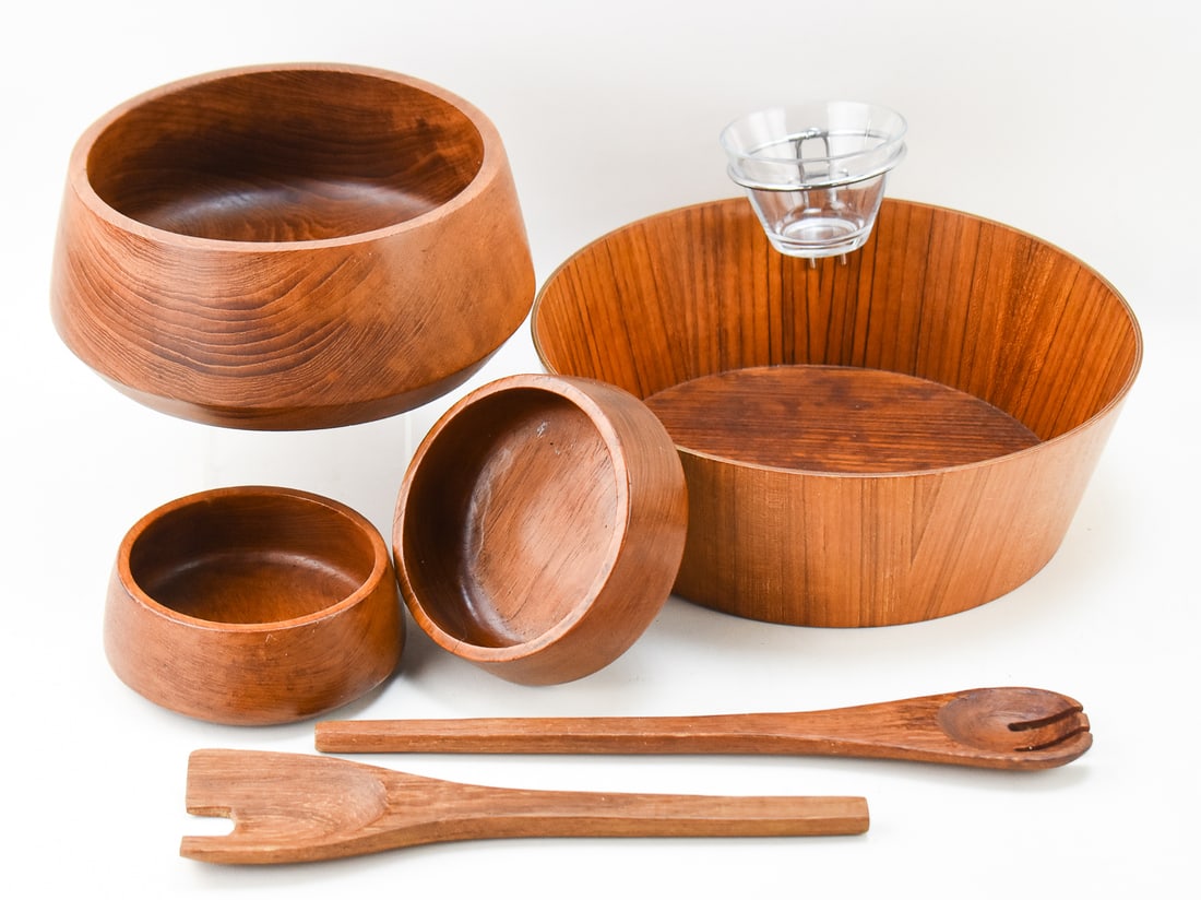 ASSORTMENT OF TEAK SERVING BOWLS AND UTENSILS (1 of 2)