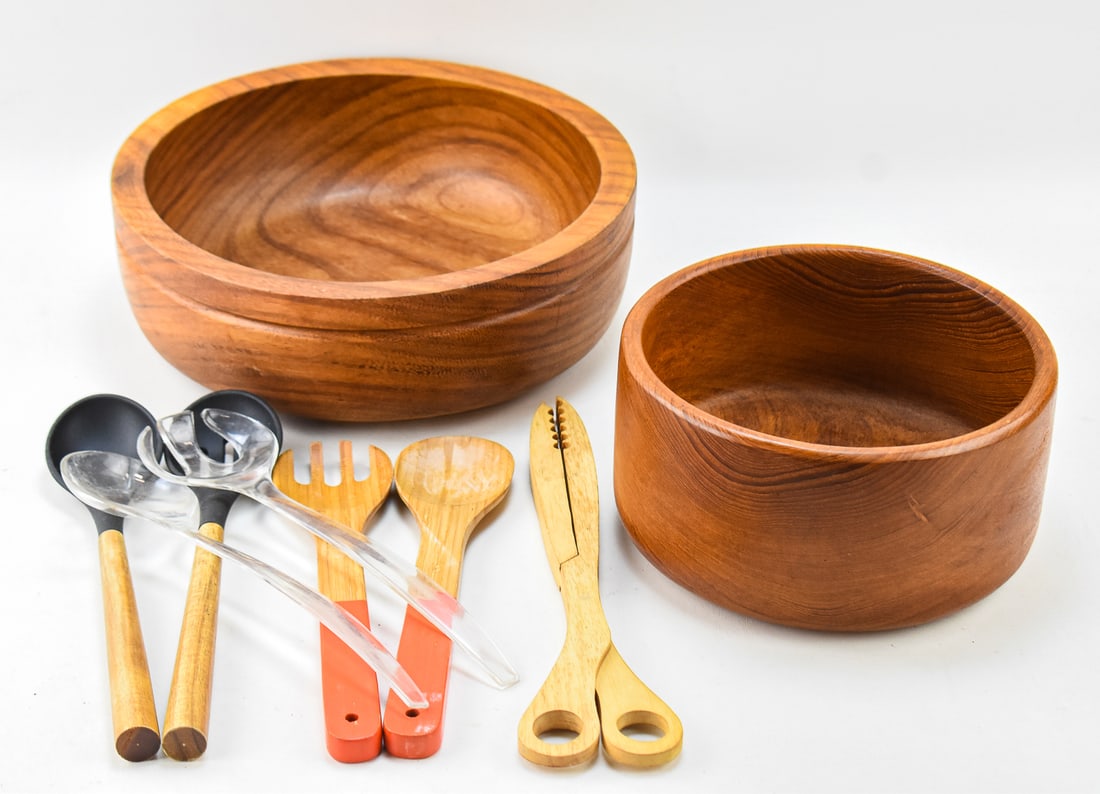 ASSORTMENT OF TEAK SERVING BOWLS AND UTENSILS (1 of 2)