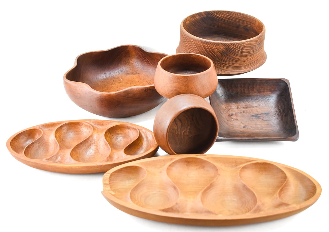 ASSORTMENT OF MID-CENTURY TEAK BOWLS & SERVING TRAYS (1 of 3)