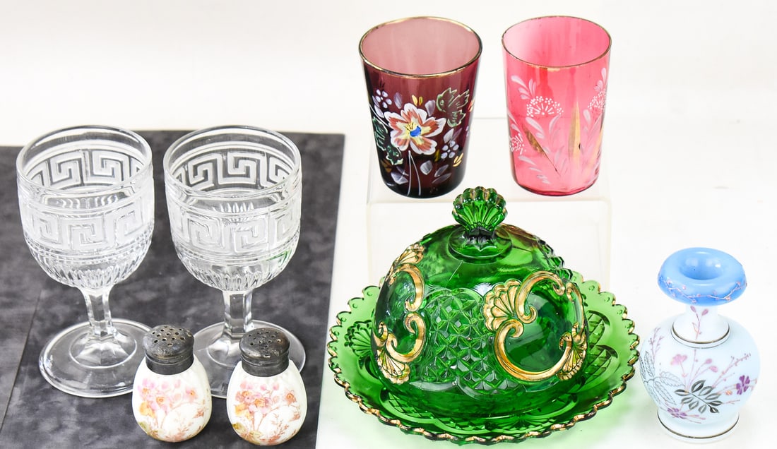 DECORATIVE GLASS ASSORTMENT: C.F. MONROE WAVECREST, MCKEE GLASS COMPANY, FLINT UNION GLASS CO. (1 of 2)