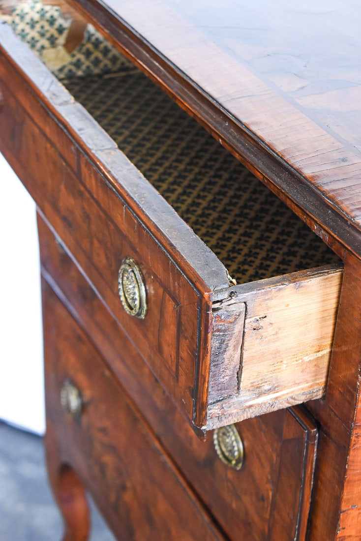 FRENCH DIRECTOIRE STYLE THREE-DRAWER COMMODE - 3