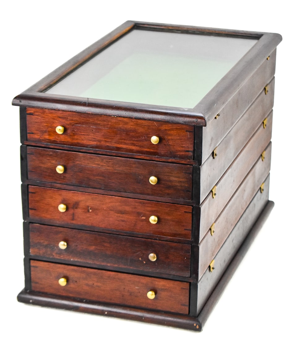 TOWLE SILVERSMITHS, WALNUT FIVE DRAWER SILVERWARE CHEST WITH GLASS DISPLAY TOP: A walnut five-drawer table-top silverware chest with a glass display top made by Towle Silversmiths with a makers label under the top drawer. It is lined in green fabric and has brass hardware. It