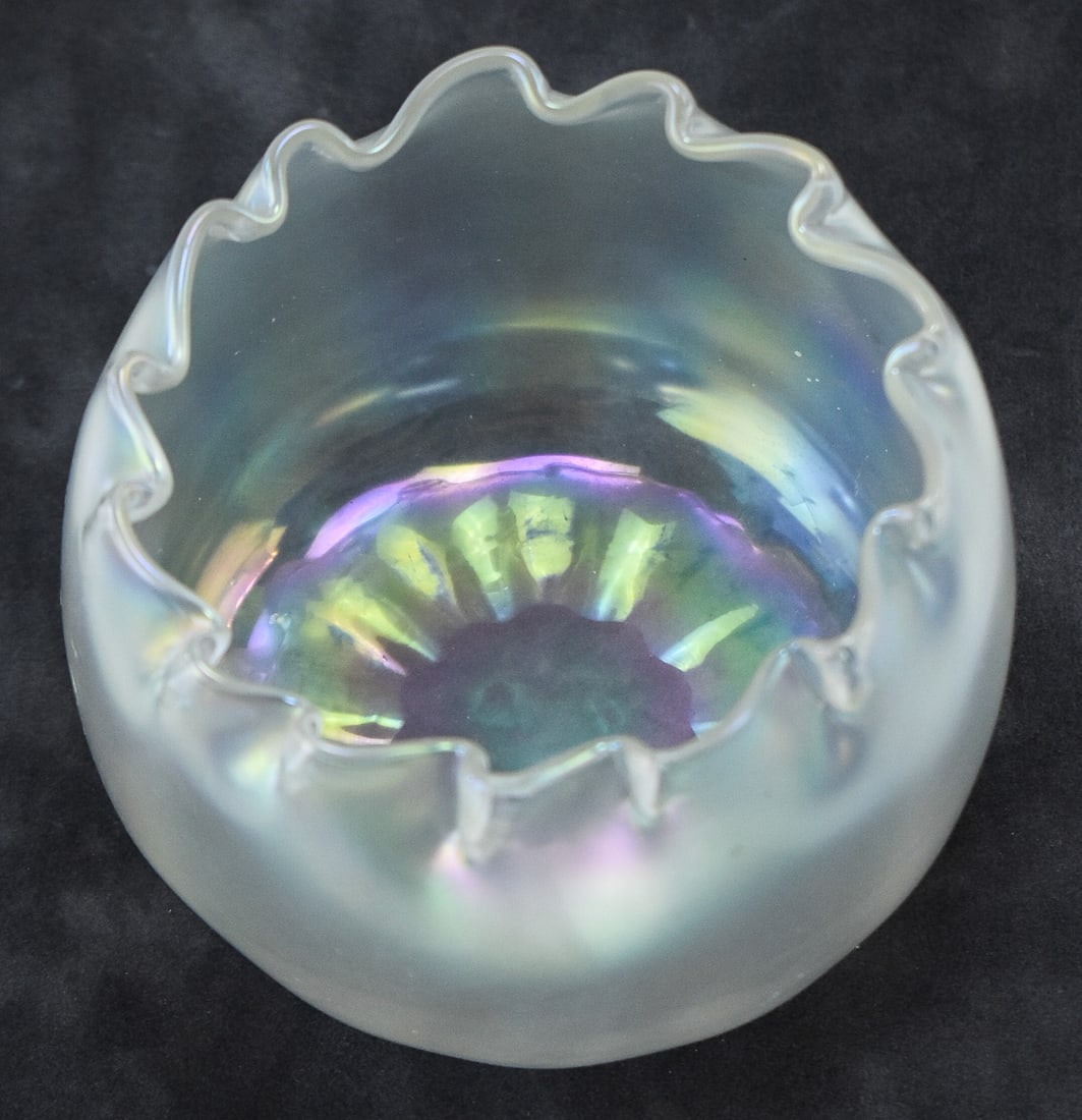 "VERRE DE SOIE" FINGER BOWL, FREDERICK CARDER FOR STERBEN GLASS WORKS, EARLY 20TH CENTURY: A "Verre De Soie" (French for "Glass of Silk") finger bowl made by Frederick Carder for Steuben Glass Works, circa early 20th century. The bowl has a frosted body with an iridescent finish and a ruffl