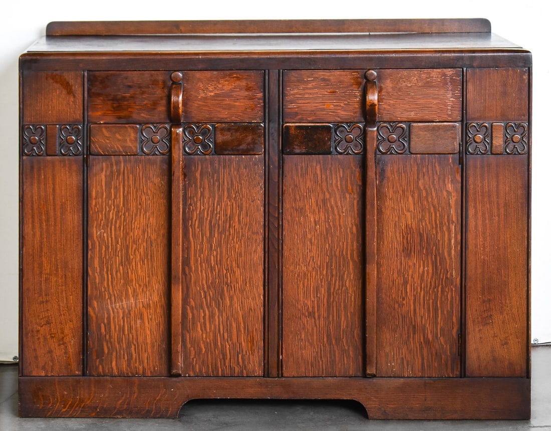 TIGAR OAK SIDEBOARD (1 of 3)