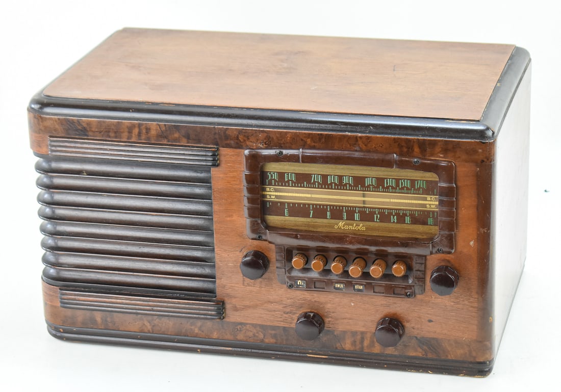 B.F. GOODRICH "MANTOLA" MODEL 405-7C TUBE RADIO (1 of 3)