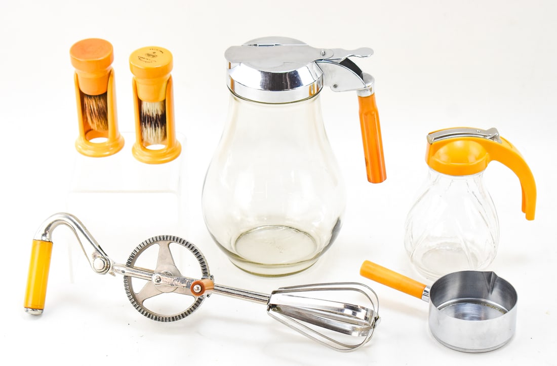 BUTTERSCOTCH BAKELITE AND PLASTIC HANDLED KITCHENWARE & SHAVING BRUSHES, C. EARLY-MID 20TH CENTURY (1 of 2)