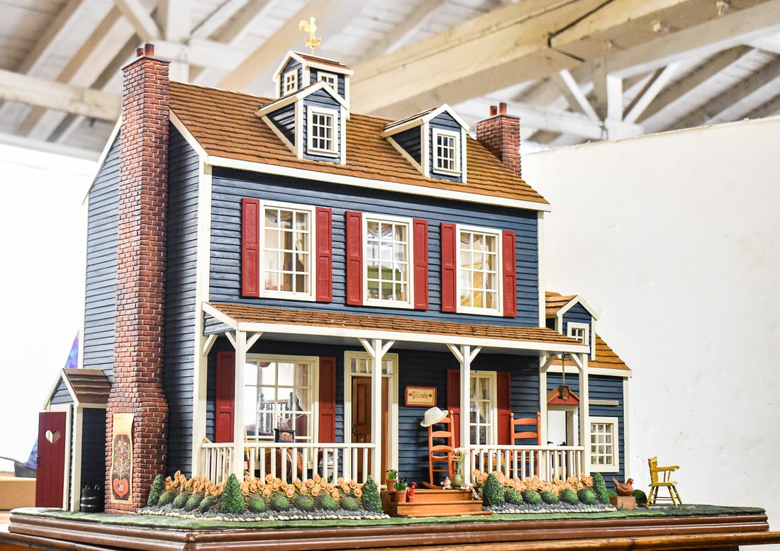THE FRANKLIN MINT HEARTLAND HOLLOW 1:12 SCALE DOLLHOUSE & FURNISHINGS: The Franklin Mint limited edition "Heartland Hollow" 1:12 scale dollhouse with custom furnishings, and replica framed Charles Wysocki art, his poems and a bed quilt from one of his paintings named "Th