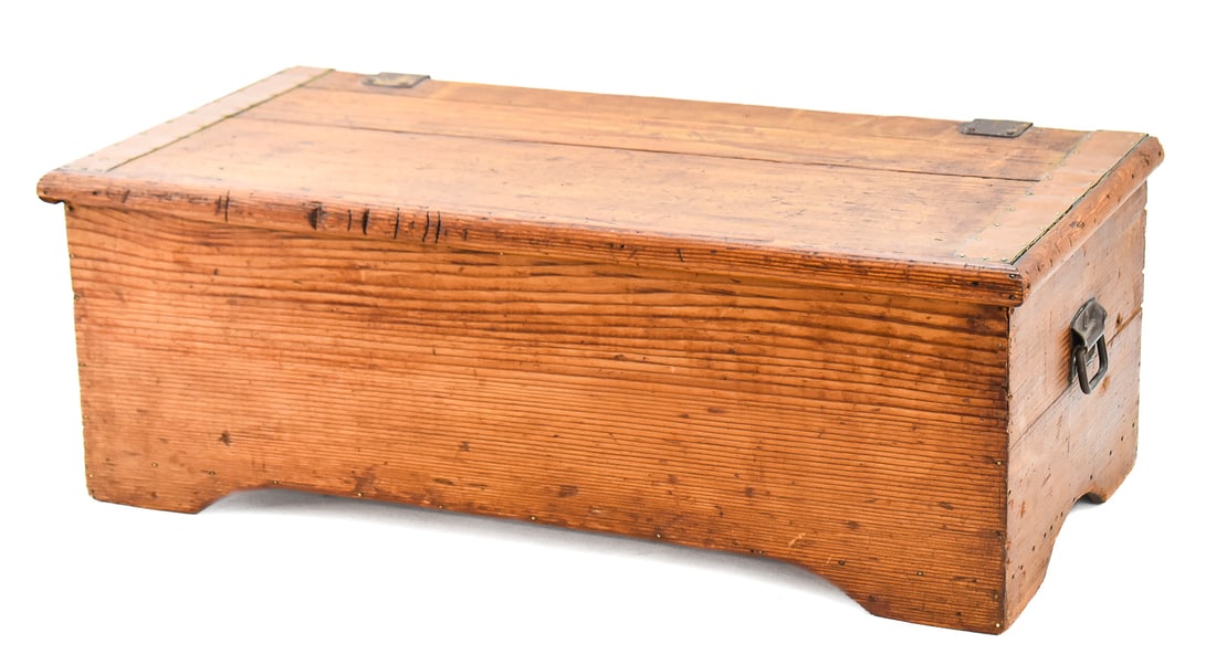 ANTIQUE PINE STORAGE CHEST: A pine storage chest with cast iron hardware, copper banding on the lid, and a removable wood tray, circa late 19th/early 20th century. The chest measures approx. 9" H x 25" W x 12.5" D.