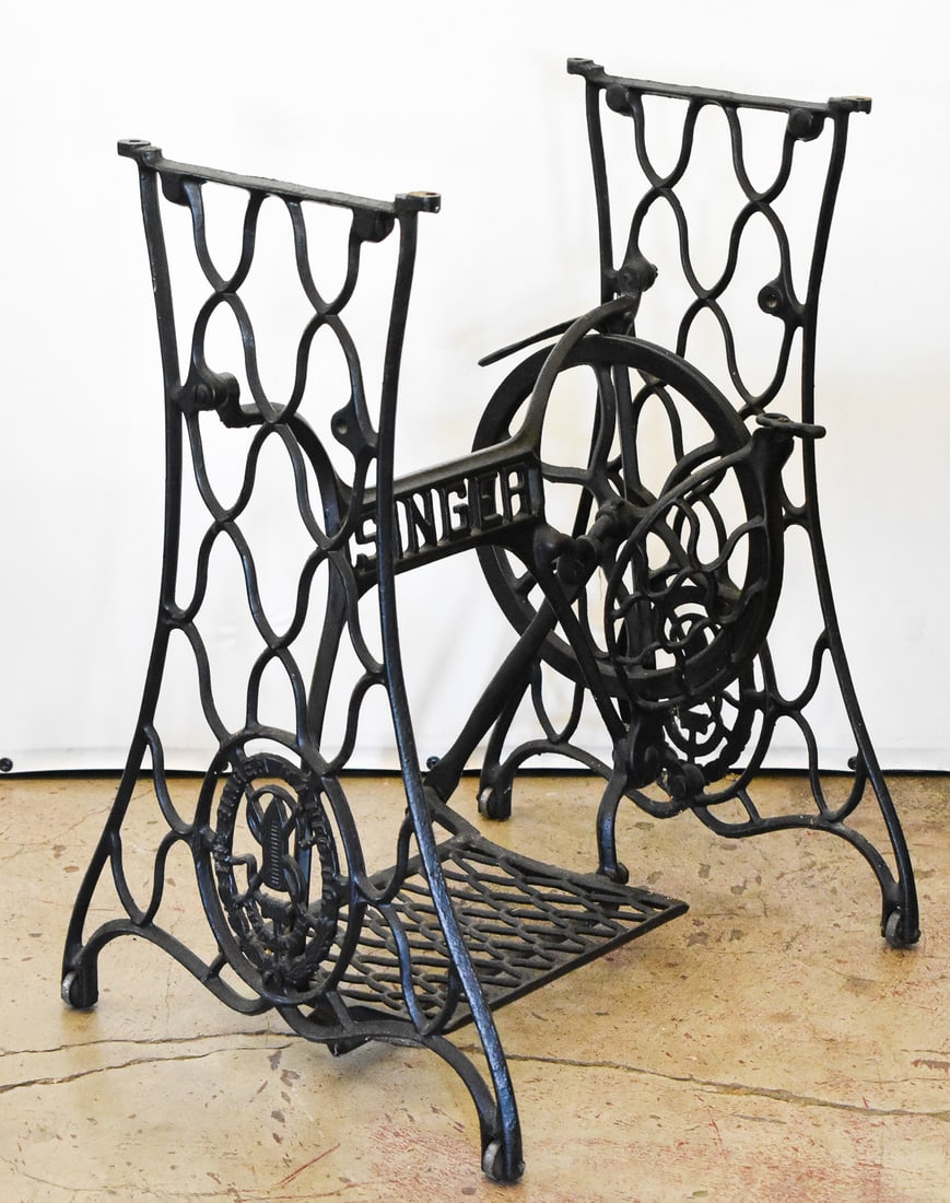 SINGER SEWING MACHINE TREADLE BASE, C. EARLY 1900s (1 of 2)