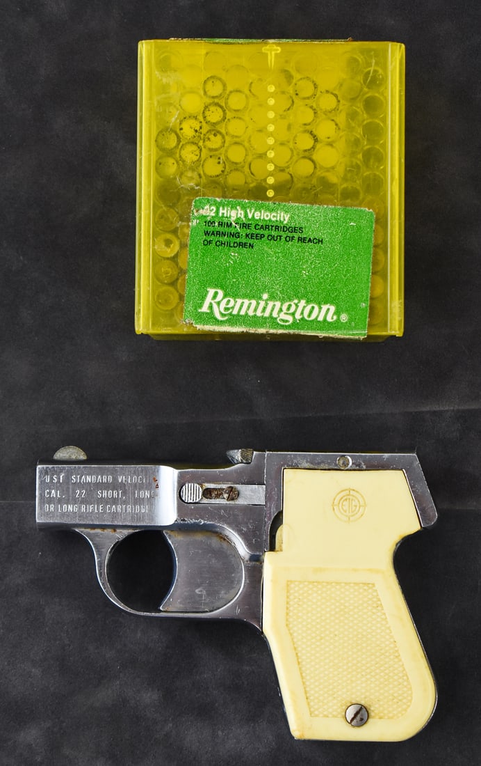EIG ITALY FIXED FOUR-BARREL .22 DERRINGER W/ 47 ROUNDS: An EIG Italy fixed four-barrel .22 derringer pistol, made circa the 1960s. This lot also includes an assortment of 47 .22 cal rounds. The derringer measures approx. 3" H x 4.5" W x 1"
