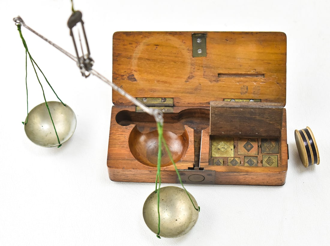 19TH CENTURY PRECISION JEWELER'S OR GOLD SCALE: A precision jeweler's or gold scale with the original case and weights circa early to mid 19th century. The item measures approx.1.5" H x 5" W x 2.5" D.